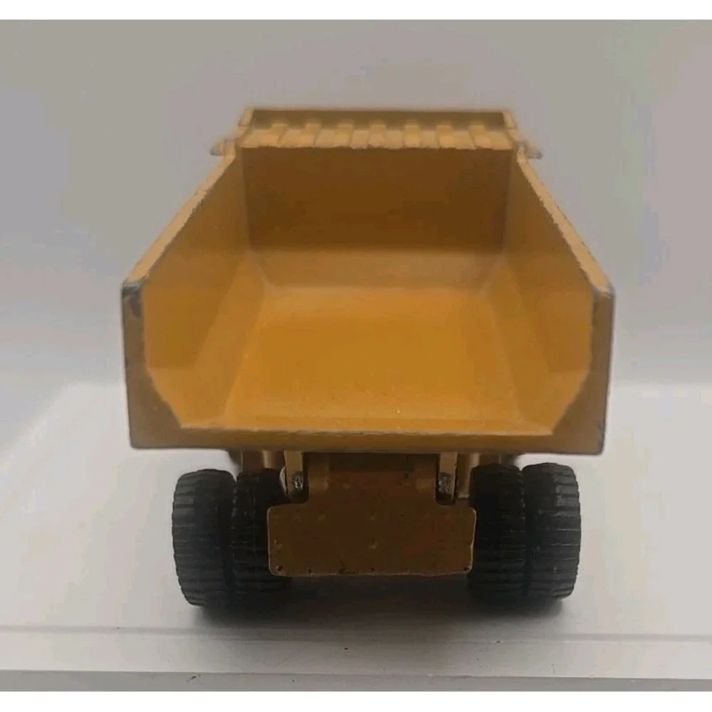 The ERTL Co. International Harvester Hydraulic Earth Mover Dump Truck Diecast‎